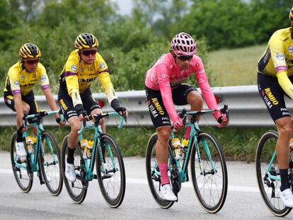 Roglic, con el maillot rosa, junto a sus compañeros del Team Jumbo, durante la sexta etapa del Giro. 