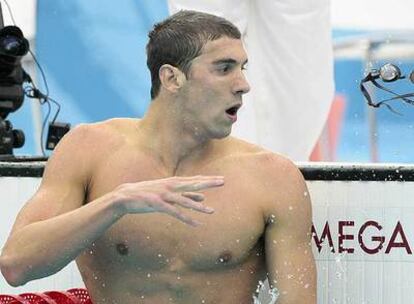 Phelps lanza las gafas tras la prueba de 200 metros mariposa.