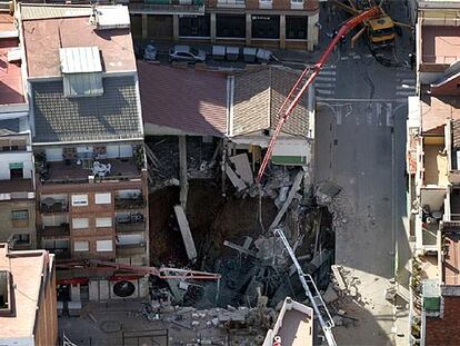 Vista aérea del hundimiento parcial de un edificio del barrio barcelonés del Carmel.