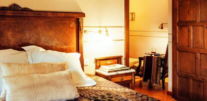 Una de las habitaciones del hotel Abad&iacute;a Samitier, en el Pirineo aragon&eacute;s.