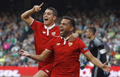 El defensa brasileño del Sevilla Gabriel Mercado, celebra con su compañero Wissam Ben Yedder, el gol del empate, ante el Real Betis.