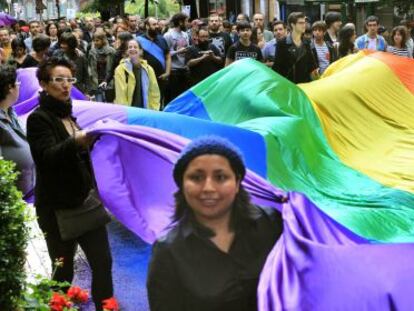 Participantes en la manifestación de Bilbao sostienen este sábado una bandera arcoíris gigante. 