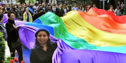 Participantes en la manifestación de Bilbao sostienen este sábado una bandera arcoíris gigante.