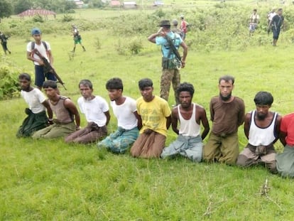 Os dez rohingyas assassinados na única chacina que o Exército birmanês admitiu ter cometido. Os jornalistas da Reuters que a investigavam estão na prisão