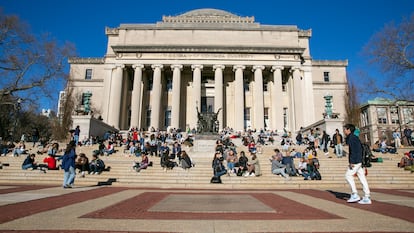 Estudiantes descansan en la escalinata de una biblioteca de la Universidad de Columbia en Nueva York.