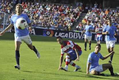 Dani Benítez, rodeado por futbolistas del Osasuna.