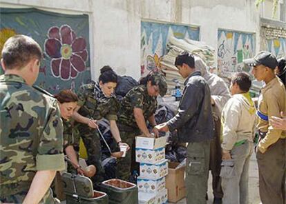Militares españoles reparten alimentos en una de las zonas más deprimidas de Kabul.