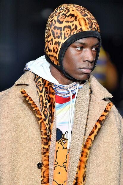 ¿Qué? El gorro-casco de leopardo
¿Marca? Marni
El último desfile de Marni fue rebelde y poco convencional. Dos calificativos que cuadran a la perfección con este accesorio, a medio camino entre el gorro y el casco, que encaja, además, con la reina de las tendencias: el print animal.