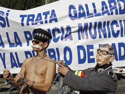 Miembros de la Policía Municipal, algunos disfrazados de Alberto Ruiz- Gallardón, se manifiestan reclamando mejores condiciones de trabajo.