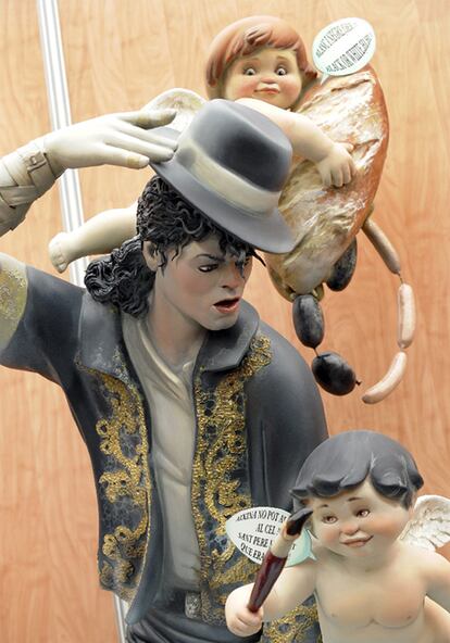 Michael Jackson, el músico que revolucionó el vídeo musical, está rodeado de pequeños niños alados que le traen un pan bajo el brazo, con la butifarra y el chorizo para vestirlo. Su muerte en extrañas circunstancias sacudió al mundo entero y ahora las Fallas, catalogada como Fiesta de Interés Cultural, le rinden homenaje.
