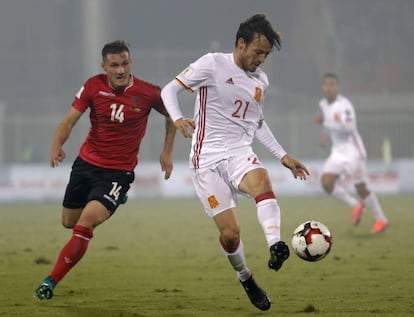 El delantero de la selección española de fútbol David Silva disputa un balón con el centrocampista de la selección albanesa Taulant Xhaka.