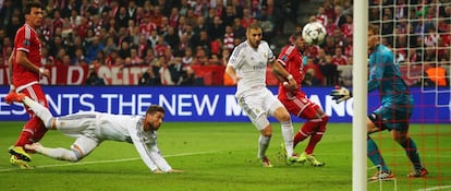 Ramos marca de cabeza el primer tanto del Madrid en la vuelta de las semifinales de Champions ante el Bayern en 2014.