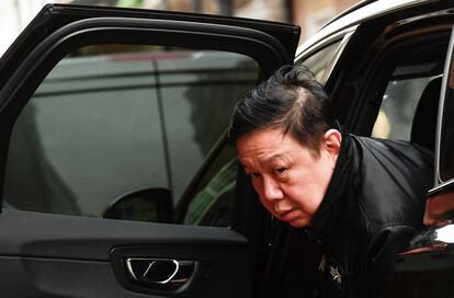 El embajador de Myanmar en Londres, Kyaw Zwar Minn, tras pasar la noche en su coche este jueves.