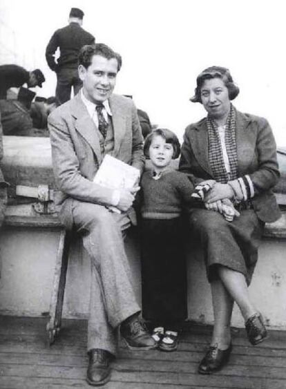 El poeta Manuel Altolaguirre, Concha Méndez y su hija Paloma, al partir hacia La Habana, en 1939.