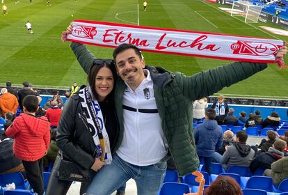 Antonio Bravo, con la bufanda del Granada CF, junto a su novia, Irene García, con la bufanda del CD Leganés, en el Estadio de Butarque (Leganés) el pasado 27 de noviembre.