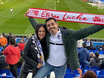 Antonio Bravo, con la bufanda del Granada CF, junto a su novia, Irene García, con la bufanda del CD Leganés, en el Estadio de Butarque (Leganés).