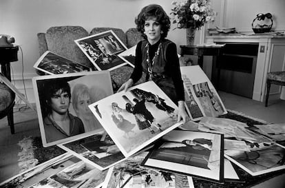Gina Lollobrigida rodeada de fotografías suyas en París, el año 1970.