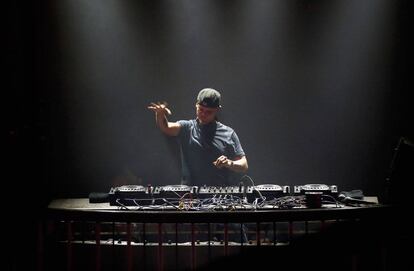 O DJ Avicii, morto em abril, durante um concerto em 2016, em San Francisco, Califórnia.