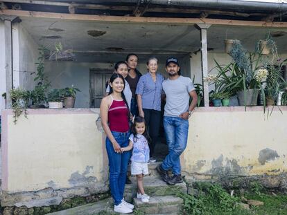 La familia Hernández, en la Finca Los Nogales (Pitalito).