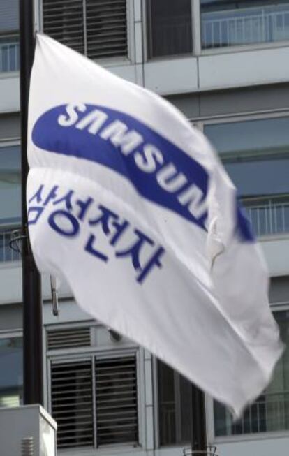 Una bandera del grupo surcoreano Samsung Electronics ondea a las puertas de su sede en Seúl (Corea del Sur).