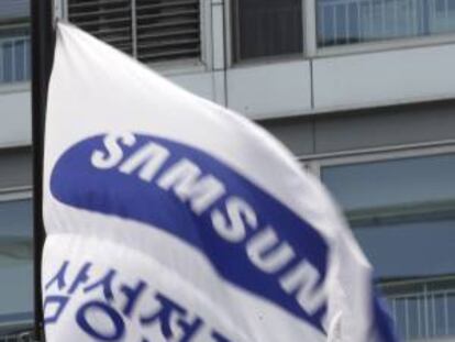 Una bandera del grupo surcoreano Samsung Electronics ondea a las puertas de su sede en Seúl (Corea del Sur).