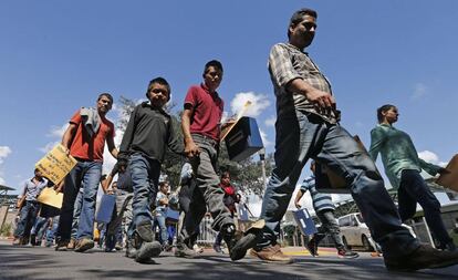 Familias migrantes son procesadas este martes en la frontera de EE UU.