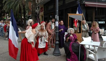 Actores de la Sala Russafa sacan a la calle el espectáculo 'Revolución!'.