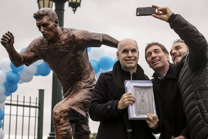 El alcalde de Buenos Aires, Horacio Rodriguez Larreta (izquierda), inaugura el monumento a Messi.