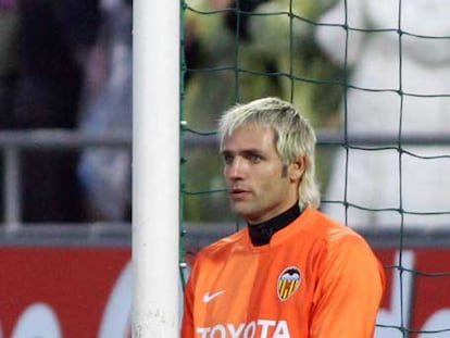 Cañizares, desolado tras uno de los goles recibidos.