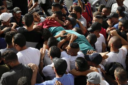 Palestinos cargan a uno de los muertos durante las protestas, en el barrio de A-tur, en Jerusalén Este.