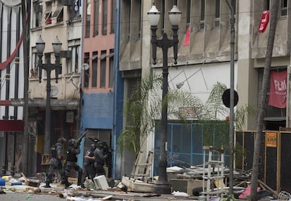 Policiais se preparam para entrar no pr&eacute;dio do antigo hotel, abandonado h&aacute; cerca de 10 anos e ocupado por 205 fam&iacute;lias coordenadas pelo movimento Frente de Luta pela Moradia (FLP). Os policiais atiraram com g&aacute;s lacrimog&ecirc;neo para dentro do im&oacute;vel, quando crian&ccedil;as ainda estavam no local. Em troca, os moradores jogaram pela janela m&oacute;veis e objetos. 