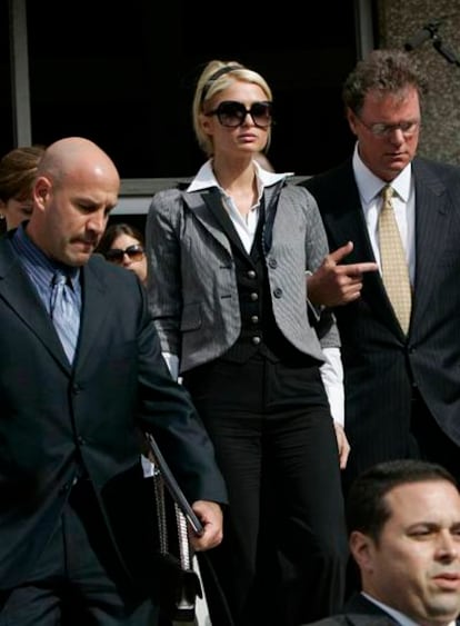 Paris Hilton a las salida de los juzgados acompañada por su padre Rick (dcha).