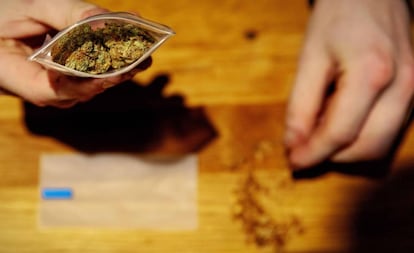 Un consumidor de cannabis en un 'coffee shop' en La Haya.