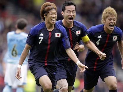 Yuki Otsu celebra con sus compañeros el tanto que ha marcado ante España.