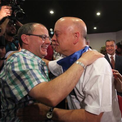 El alcalde de San Sebastián, Juan Carlos Izagirre (Bildu) se abraza a su antecesor, Odón Elorza (PSE), ayer en Madrid.