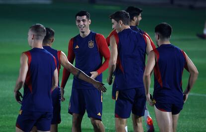 Morata (centro) junto a varios jugadores de la selección española durante el último entrenamiento, el miércoles en Doha.