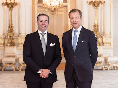 Retrato del gran duque Enrique de Luxemburgo y, a la izquierda, su hijo, el príncipe Guillermo.