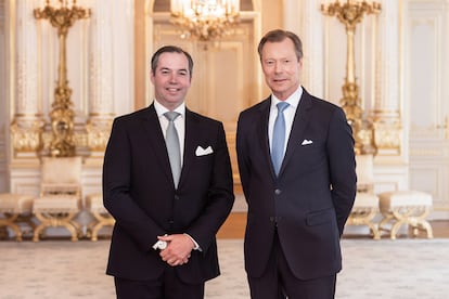 Retrato del gran duque Enrique de Luxemburgo y, a la izquierda, su hijo, el príncipe Guillermo.