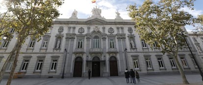 Varias personas frente al Tribunal Supremo.