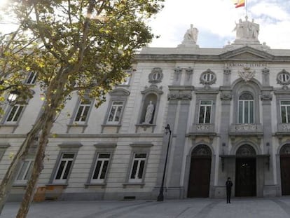 Varias personas frente al Tribunal Supremo.