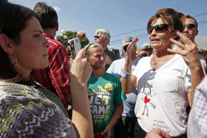Sarah Palin, exgobernadora de Alaska y figura del Tea Party, saluda a simpatizantes durante su visita a Ames, en Iowa.