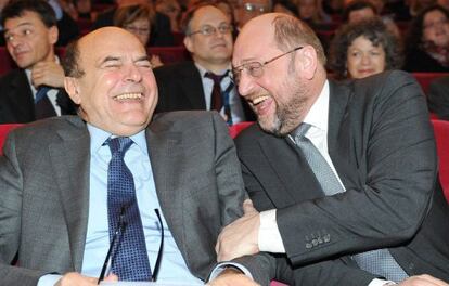 El candidato Bersani con el presidente del Parlamento Europeo, Martin Schultz, (derecha) en Turin este s&aacute;bado.