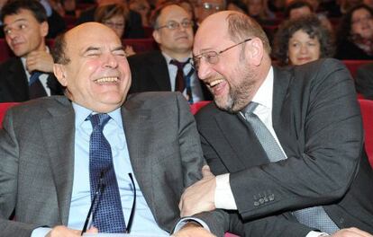 El candidato Bersani con el presidente del Parlamento Europeo, Martin Schultz, (derecha) en Turin este sábado.