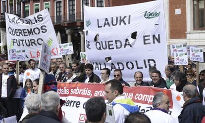 Los trabajadores de Lauki, cuya factor&iacute;a de Valladolid est&aacute; amenazada de cierre, han organizado esta ma&ntilde;ana un acto de protesta y han repartido 2.000 litros de leche en la Plaza Mayor de esta capital.