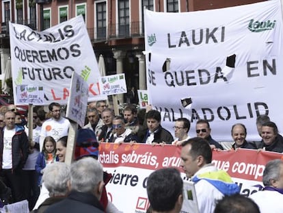 Los trabajadores de Lauki, cuya factor&iacute;a de Valladolid est&aacute; amenazada de cierre, han organizado esta ma&ntilde;ana un acto de protesta y han repartido 2.000 litros de leche en la Plaza Mayor de esta capital.