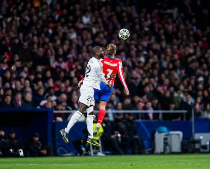 Antonio Rüdiger y Antoine Griezmann disputan un balón. 