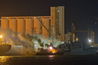 Columnas de humo salen de un buque atacado ayer por la OTAN en el puerto de Trípoli.