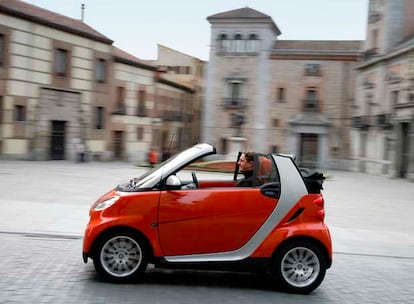 El nuevo Smart CDi (turbodiésel) es el rey del consumo: sólo gasta 3,3 litros de media. En la foto circula por la calle Mayor de Madrid, a la altura de la plaza de la Villa.