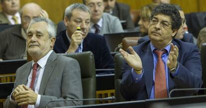 El presidente andaluz, José Antonio Griñán, y el vicepresidente Diego Valderas, este jueves en el Parlamento.