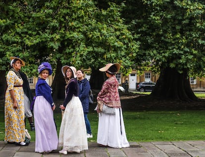 Varias turistas vestidas de época durante el Festival Jane Austen en Bath (Reino Unido).